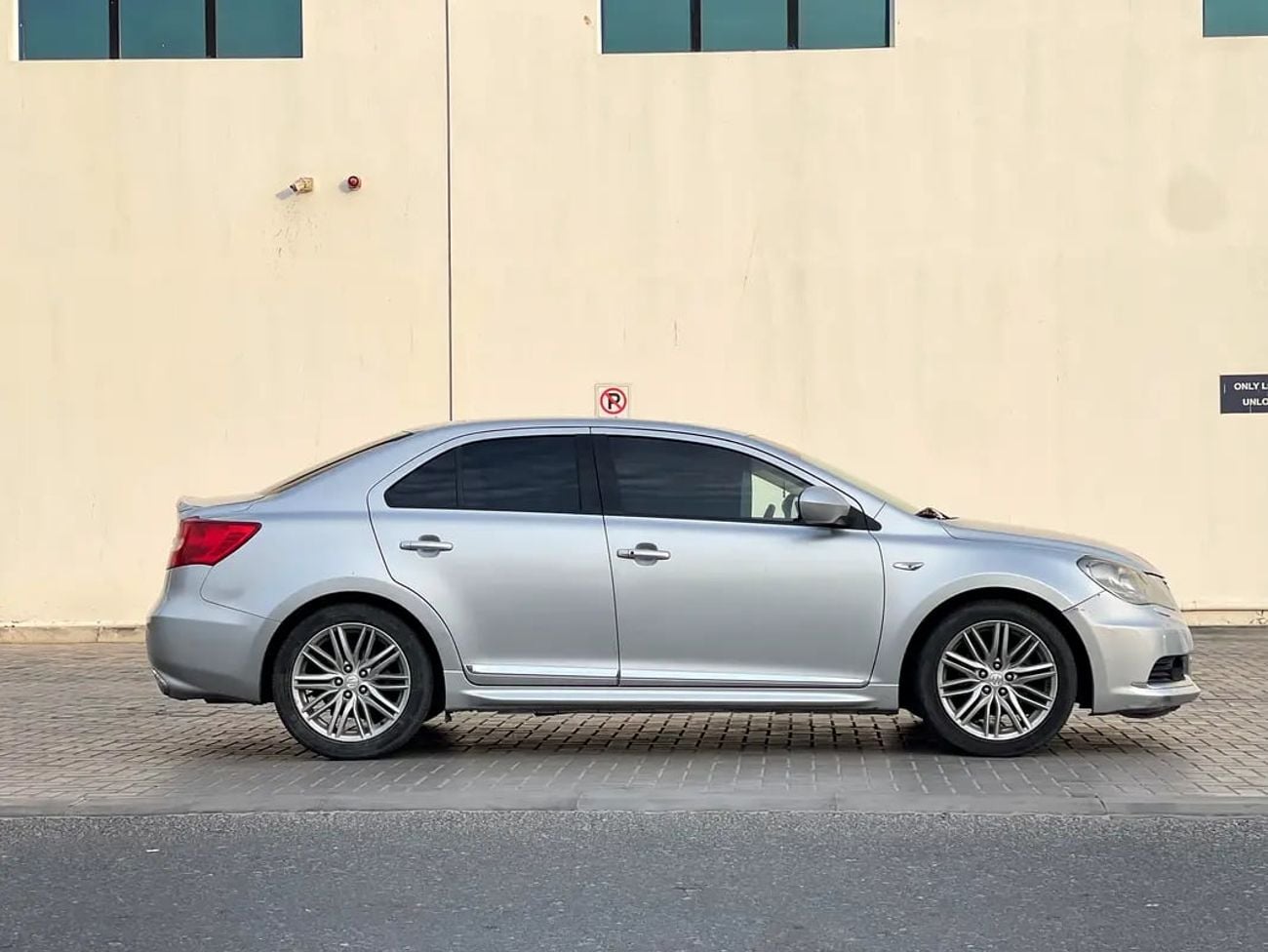 سوزوكي كيزاشي GCC | 2.4L 4-CYLINDERS