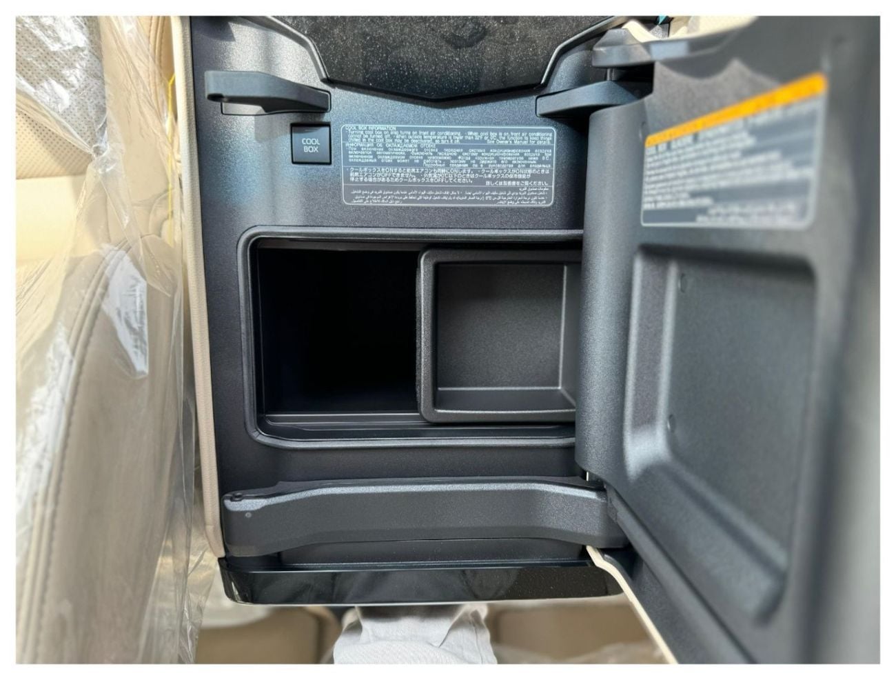Toyota Land Cruiser GXR 4.0L FULL OPTION WITH SUNROOF AND COOLING BOX