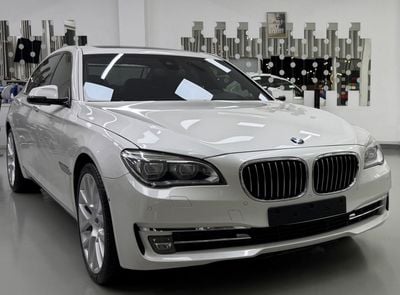 بي أم دبليو 750Li Luxury 4.4L (443 HP)