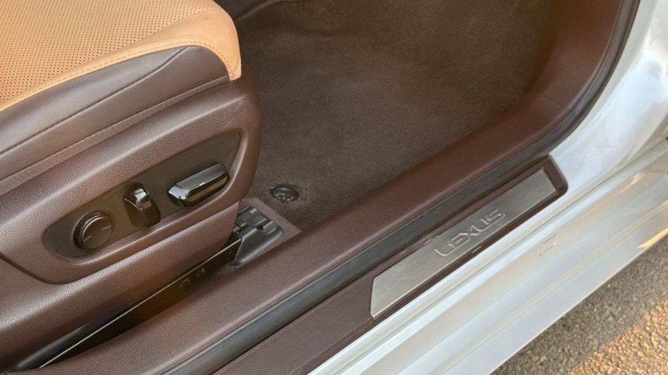 لكزس ES300h 2.5L Hybrid 4 Cylinders Full Service History 2021 GCC