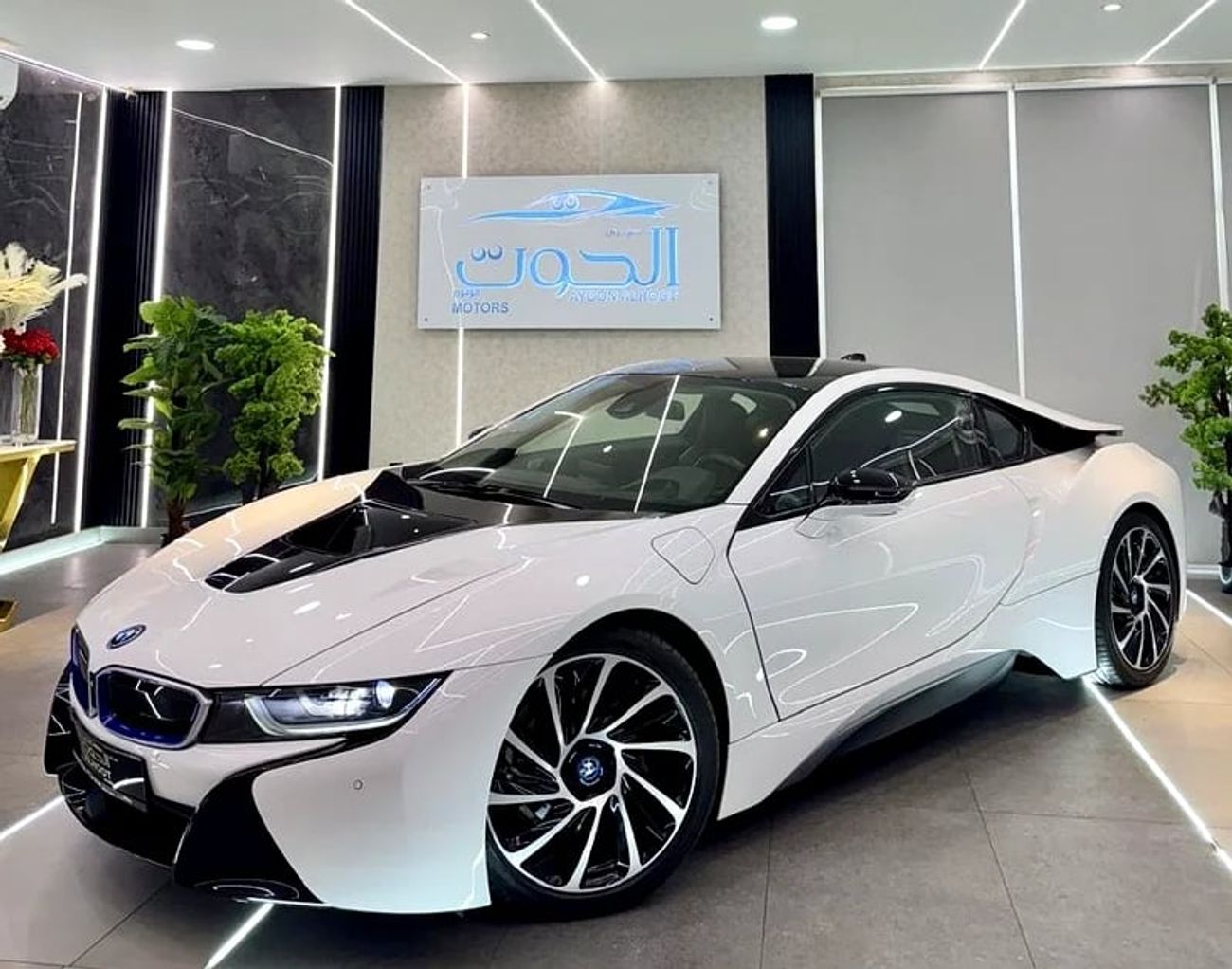 بي أم دبليو i8 ELITE || GCC II FULLY LOADED || ACCIDENT FREE || VERY LOW MILEAGE || F.S.H