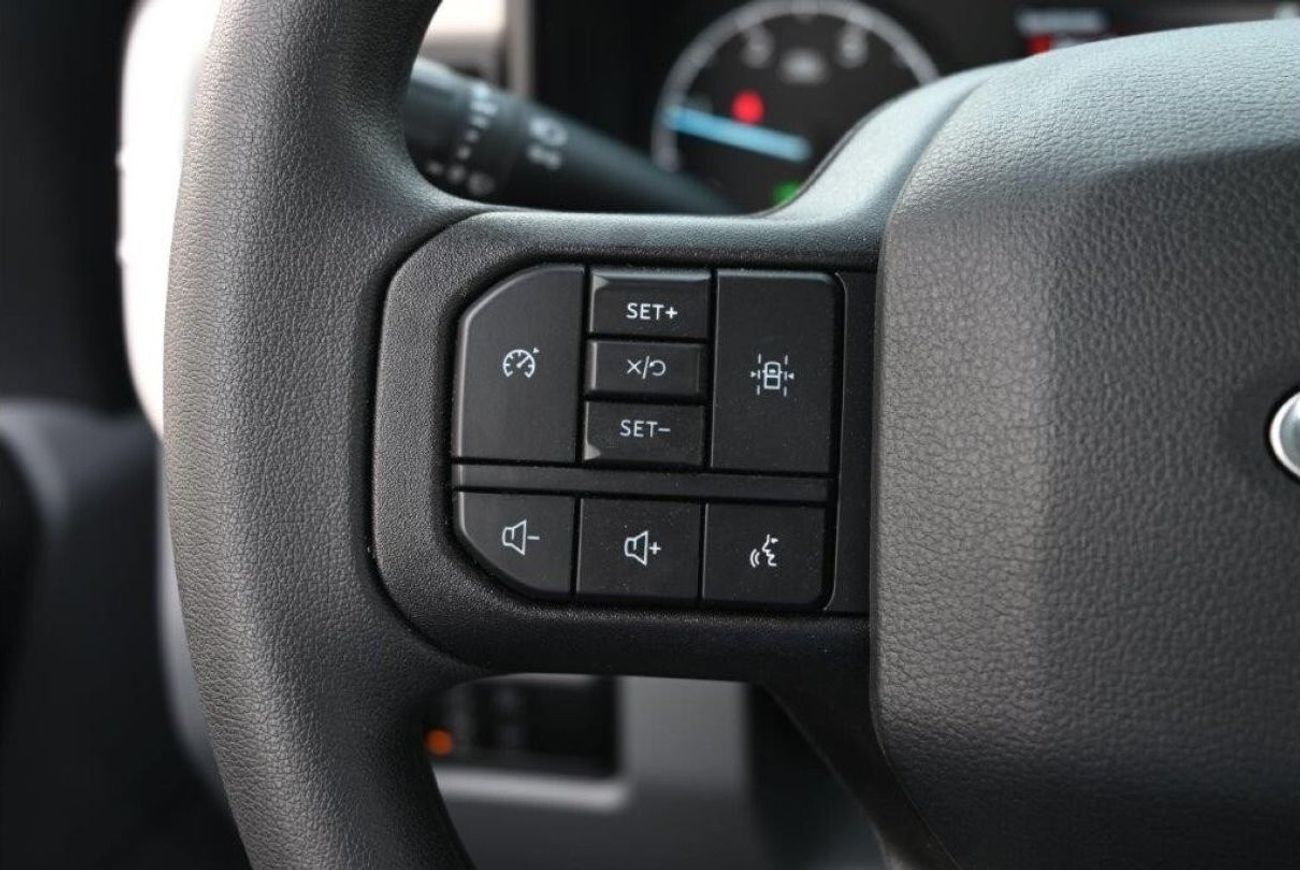 Ford F 550 Regular Chassis Cab XL 145" WB V8 6.7L Diesel 4X4 10 Speed AT