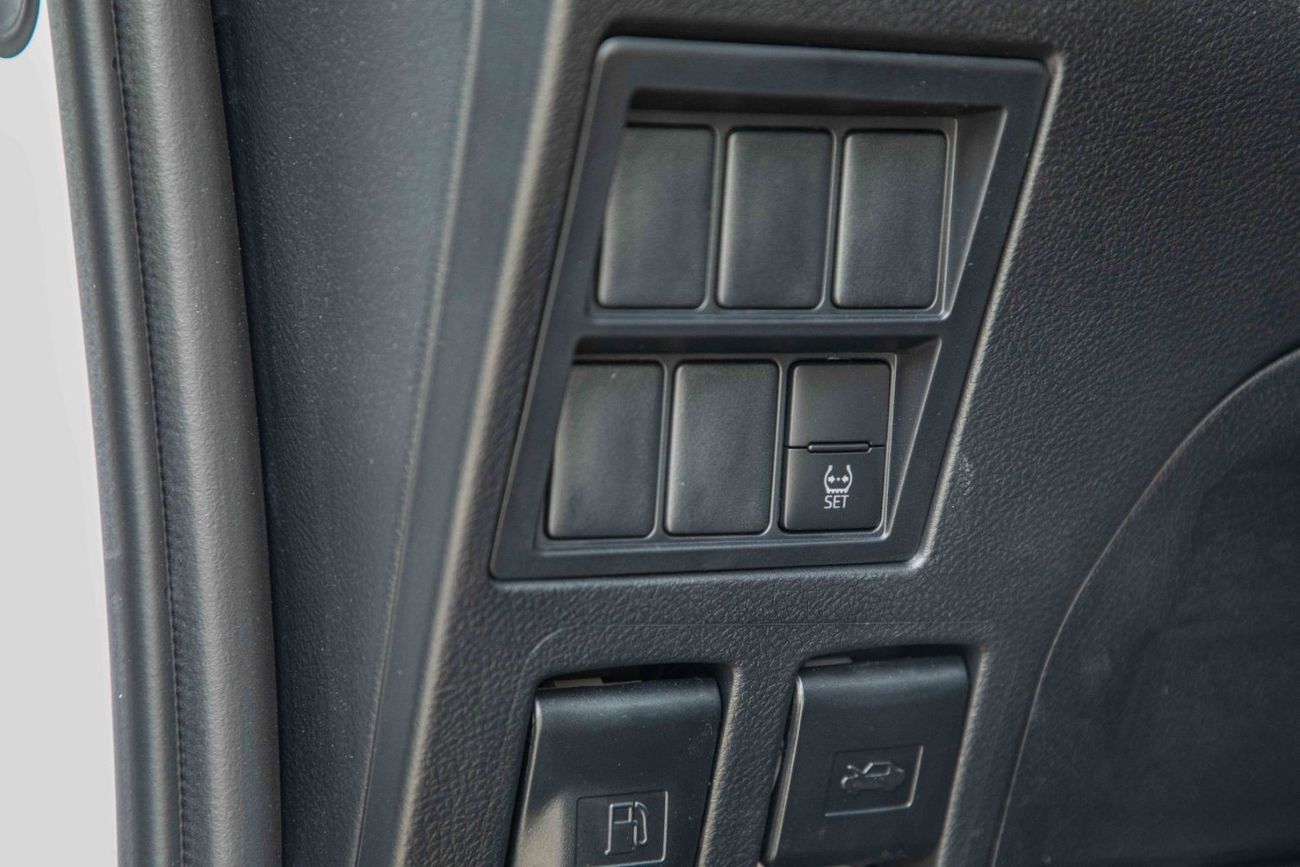 تويوتا هيلوكس تويوتا هايلكس 4X4 DC 2.4 DLX - أبيض سوبر مع أسود | تصدير فقط