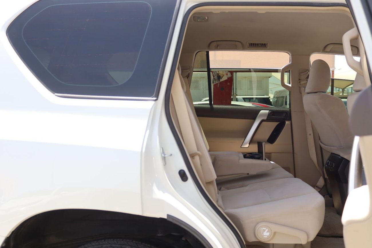 Toyota Prado EXR 4.0L 4WD Toyota Prado - 2019 - GCC - 4.0L - 6 (V )- 7 Seats - 4*4 - Excellent Condition Inside a