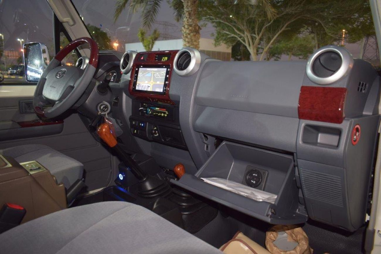 Toyota Land Cruiser 70 Xtreme V6 4.0L- Full Option