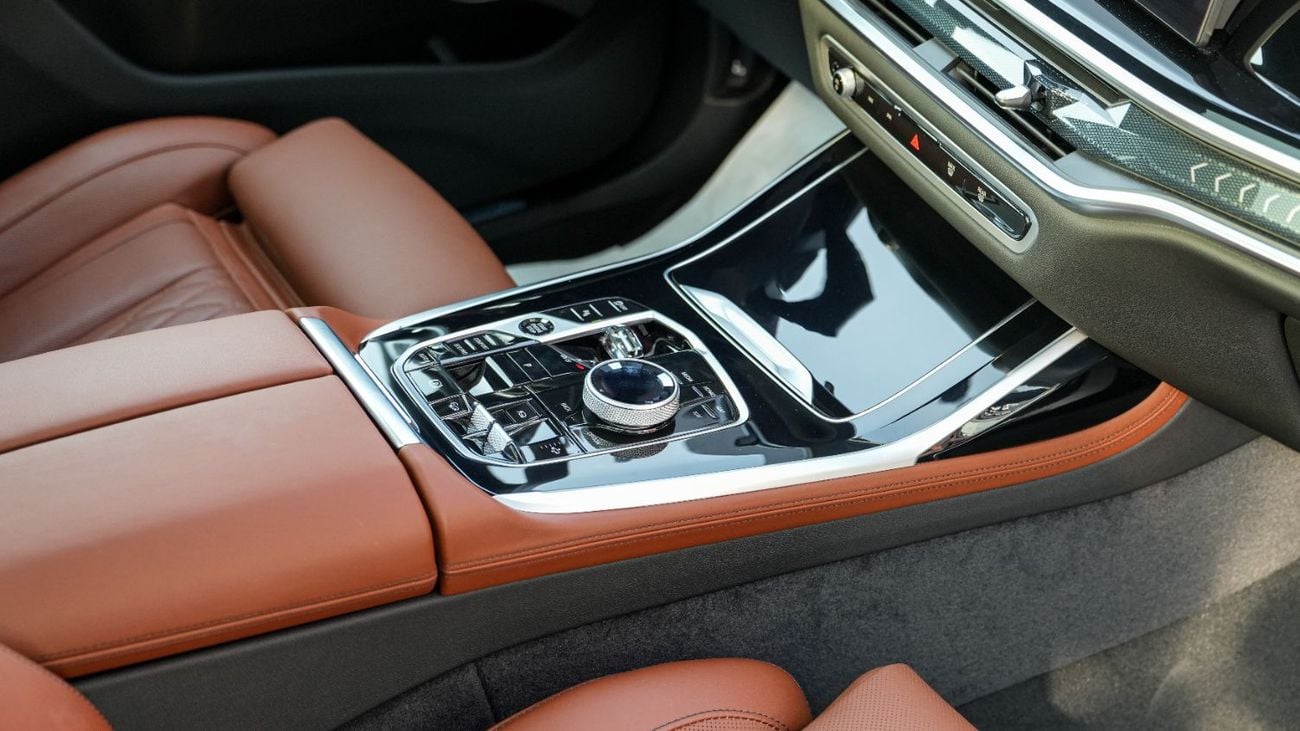 BMW X7 XDRIVE40i M SPORT PRO MACADAMIA METALLIC 2026MY EXPORT ONLY