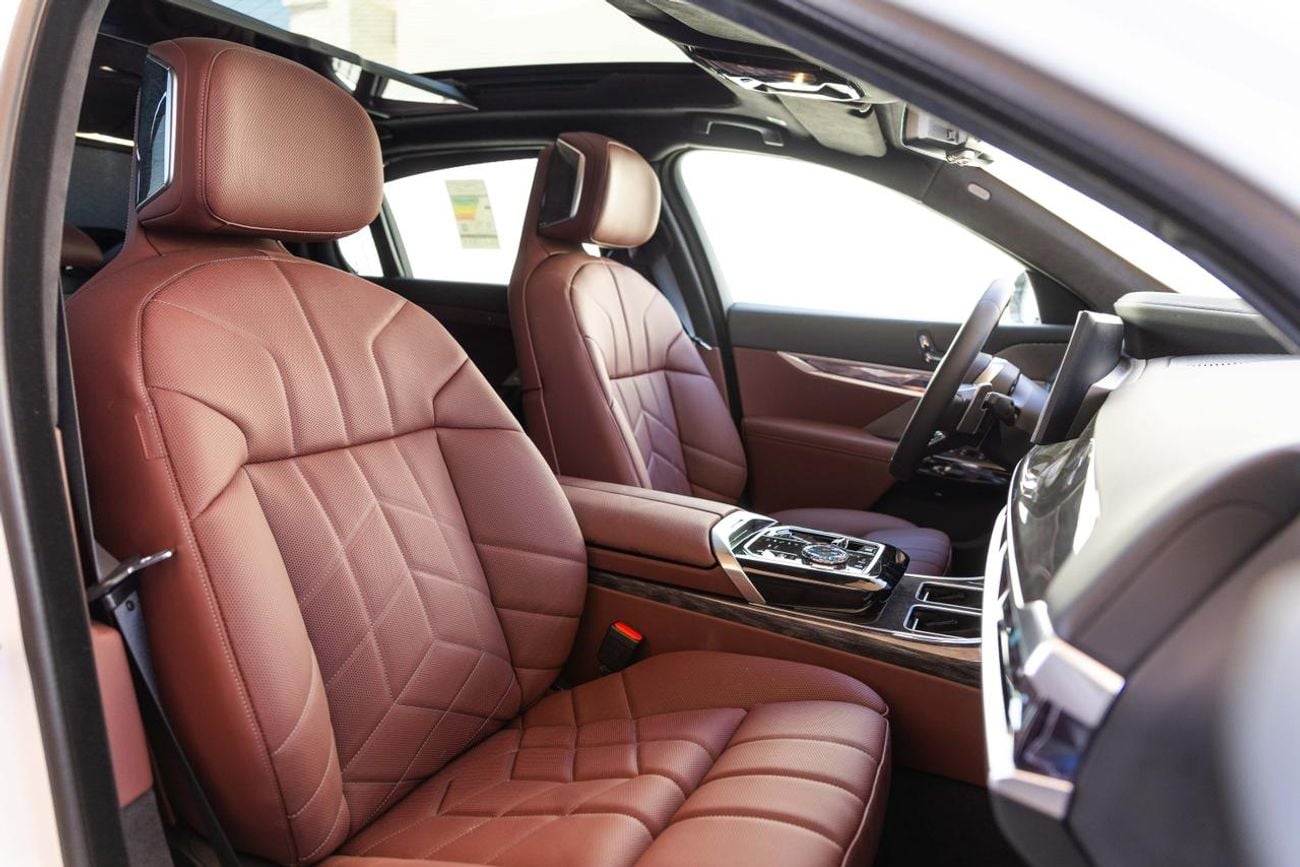 بي أم دبليو 740i BMW 740i M Sport Individual – 2026 | GCC | 2 YEARS WARRANTY | Only 2,213 KM | AED 449,000
