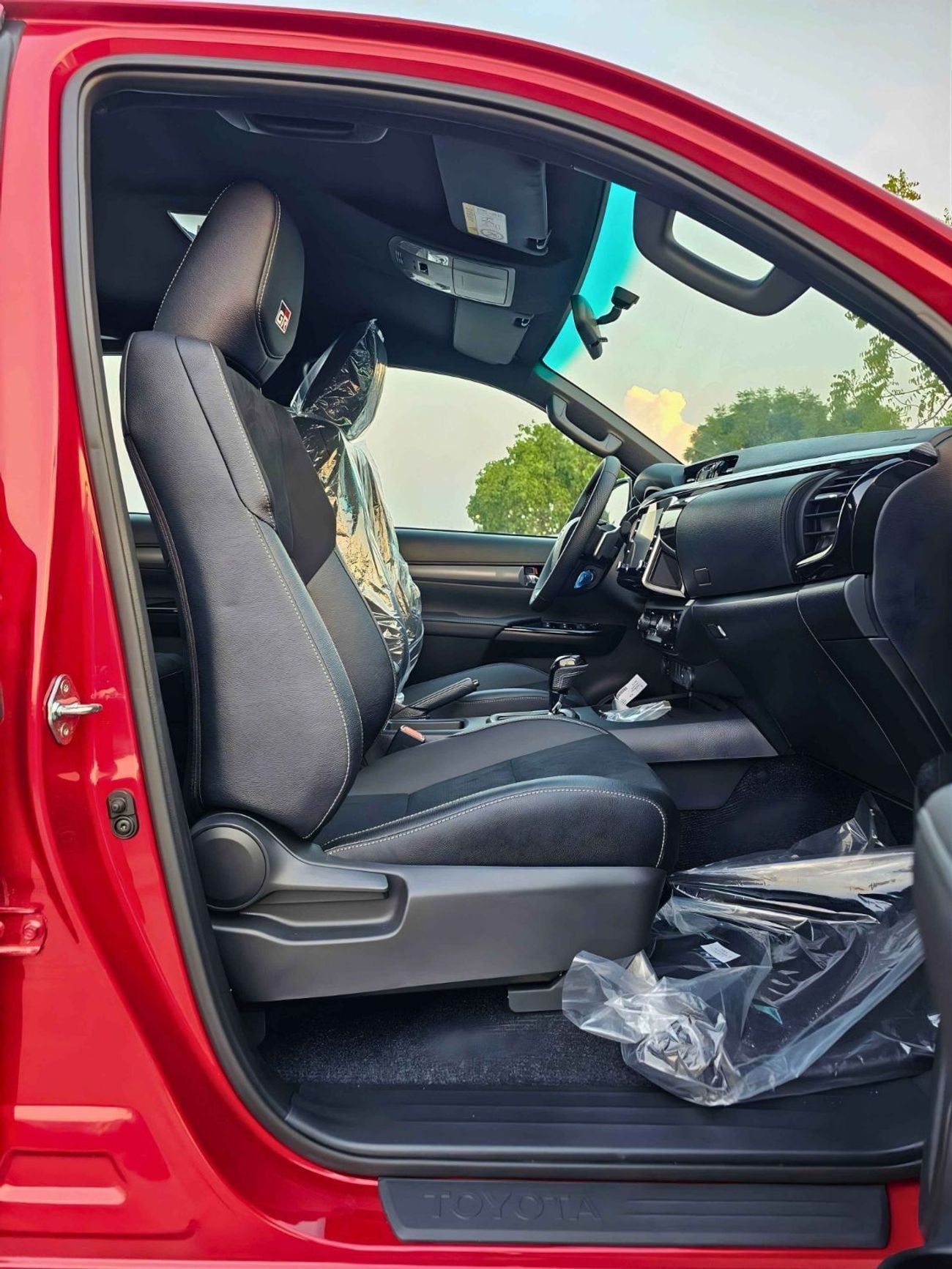 تويوتا هيلوكس GR SPORT DUAL TONE /4.0L V6 PETROL / BLIND SPOT / 360*CAMERA / DRIVER PWR SEATS (CODE#H4GRY)