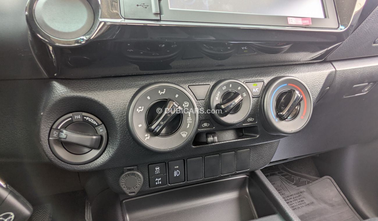 Toyota Hilux 2.4L  Diesel DLX  4X4  AT