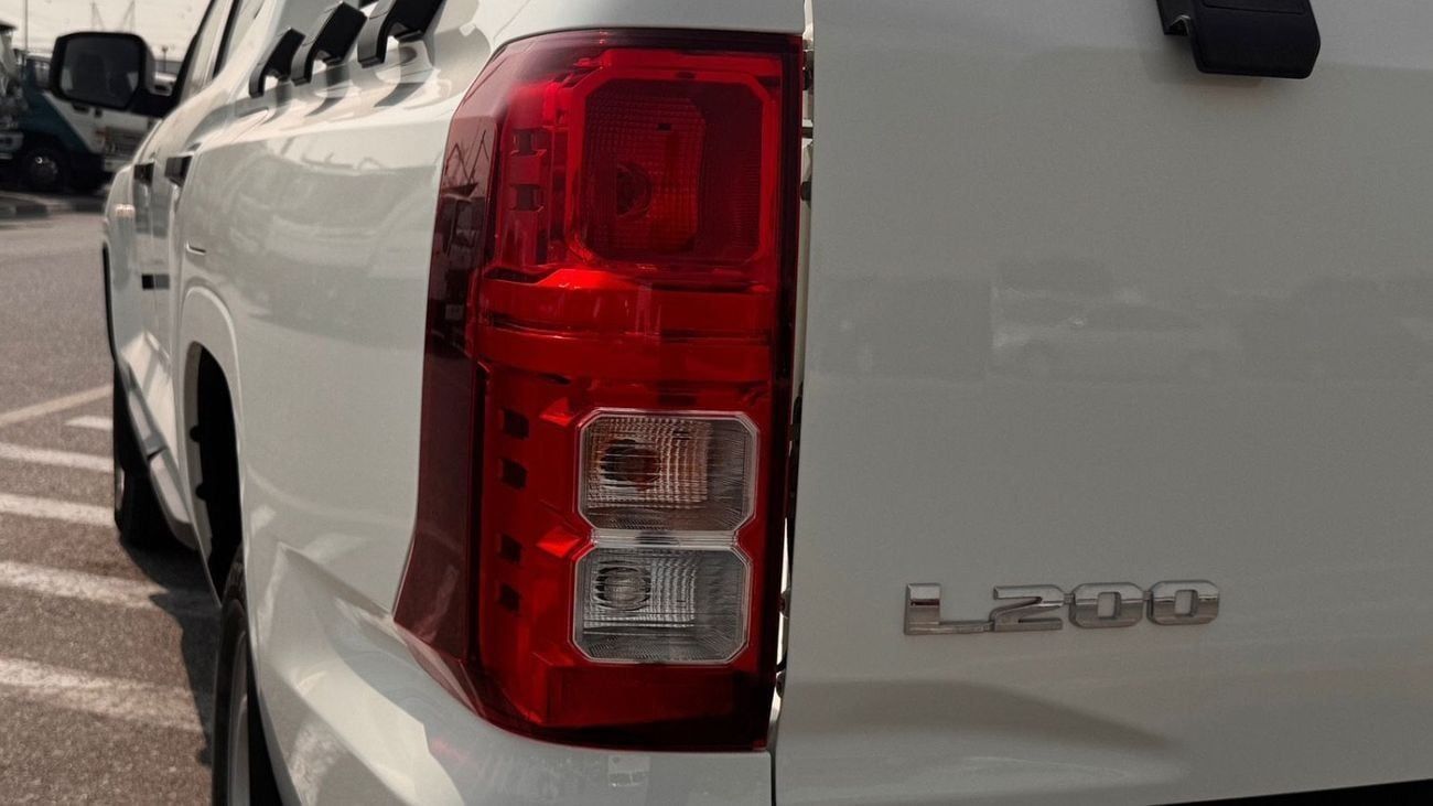 Mitsubishi L200 2.4L diesel double cabin M/T med-line