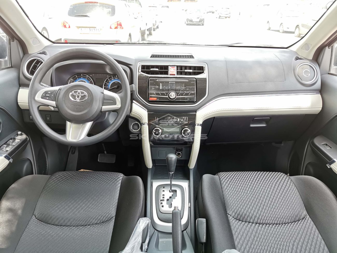 Toyota Rush 1.5L, 17" Rims, Front & Rear A/C, Fabric Seats, Parking Sensor Rear, Xenon Headlight (CODE # TRGC05)