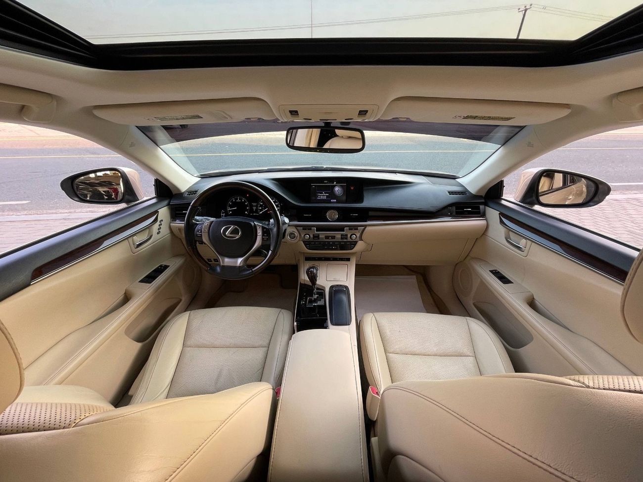 Lexus ES350 Platinum 3.5L 3.5 V6 / BIG SCREEN /COOLING AND HEATING SEATS / LOW MILEAGE / IN PERFECT CONDITION