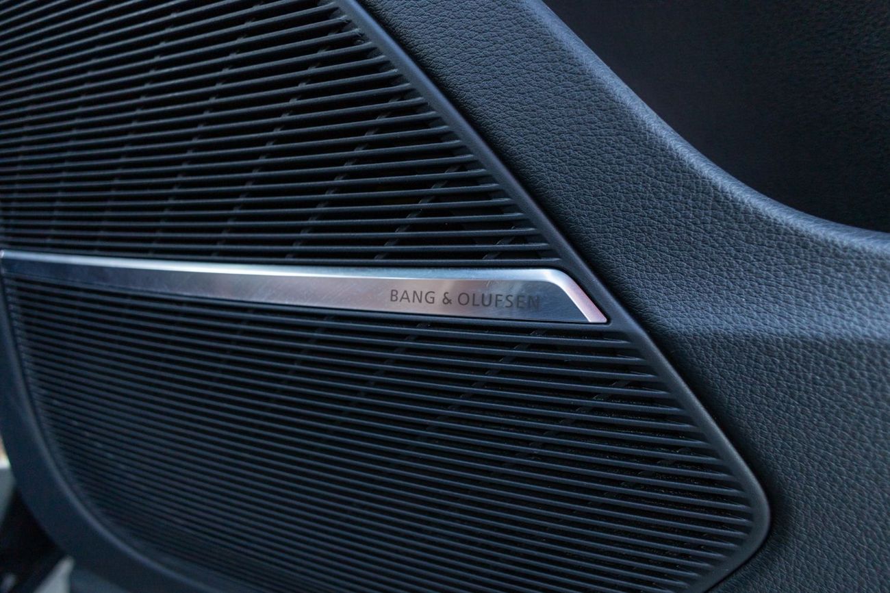 Audi Q8 55 TFSI quattro S-Line 3.0L (340 HP) Audi Q8 55TFSI Quattro S-Line 2019 GCC under Warranty with Flex