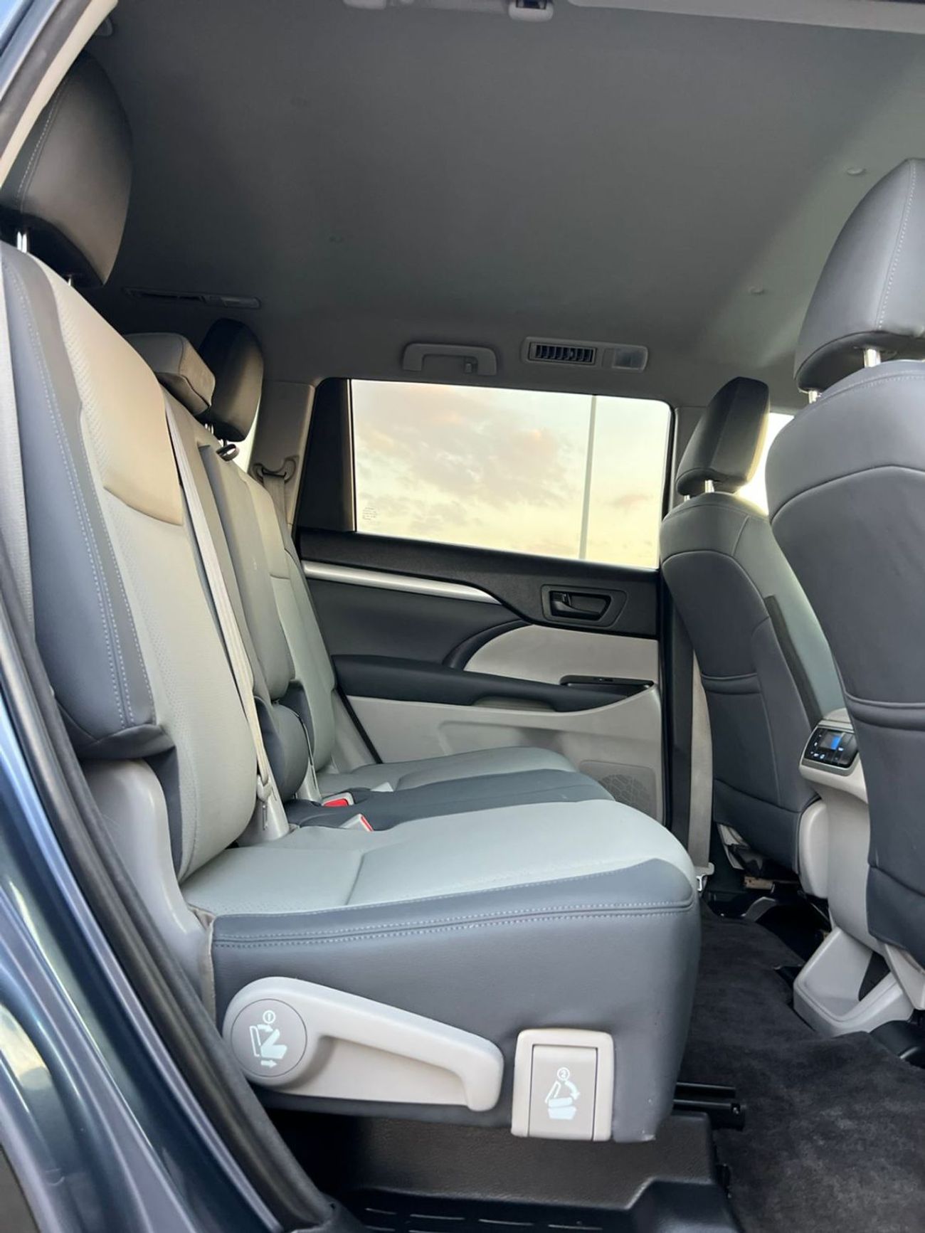 تويوتا هايلاندر 2015 Toyota Highlander MidOption - 3.5L V6 - 4x4 AWD Rear Camera - 7 Leather Seat- Auto Trunk