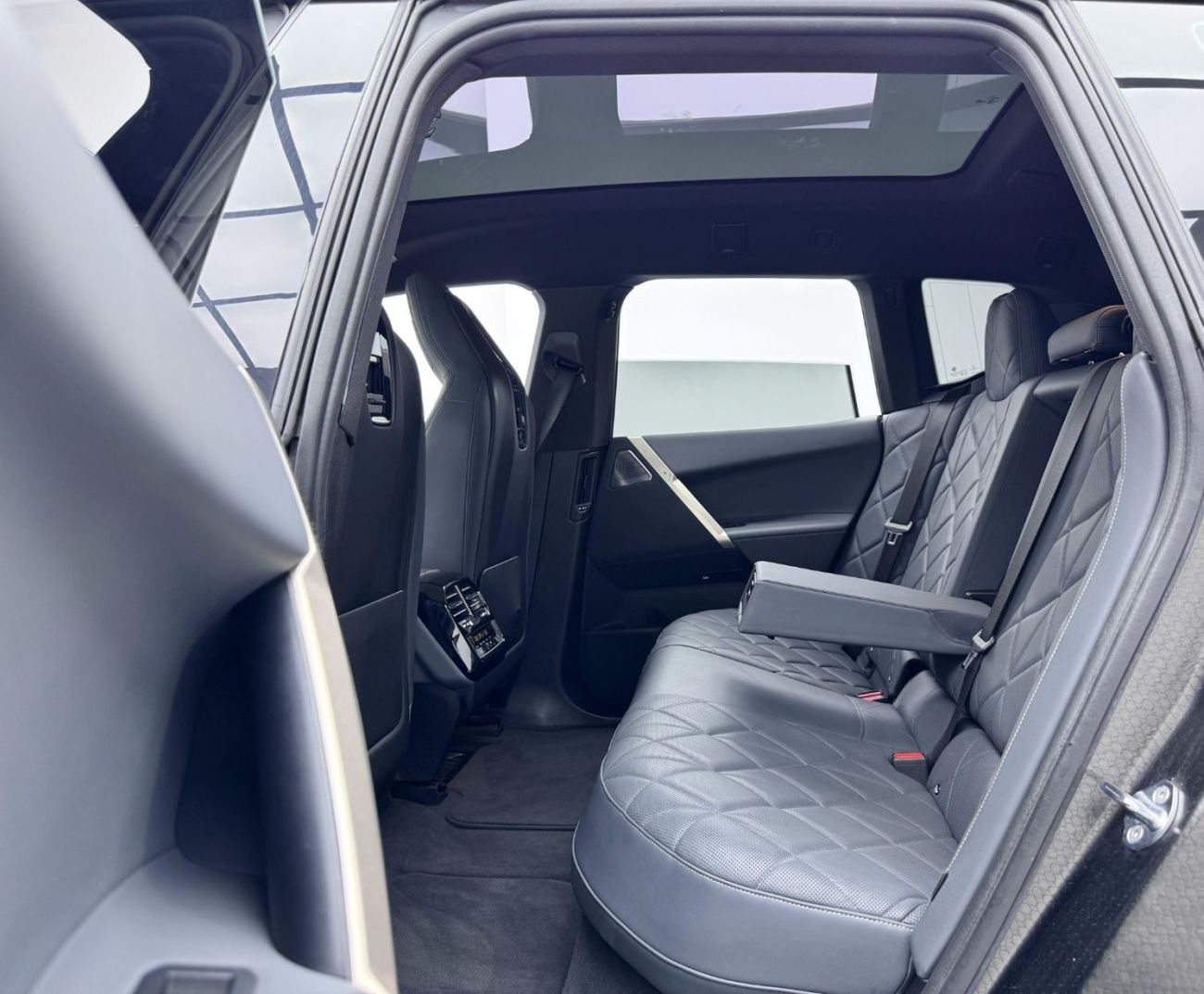 BMW iX xDrive40 2023 BMW iX xDrive40, 2028 BMW Warranty, 2029 BMW Service Pack, Very Low Km, GCC