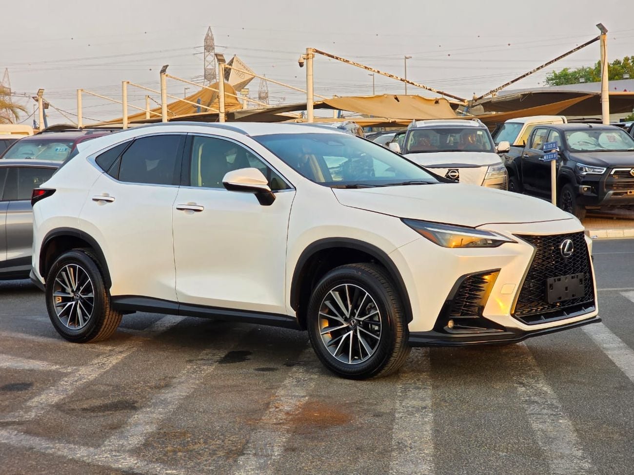 لكزس NX 250 PREMIUM لكزس NX250 موديل 2023، زر ضغط وصندوق خلفي أوتوماتيكي (JTJADCAZ4P2006757)