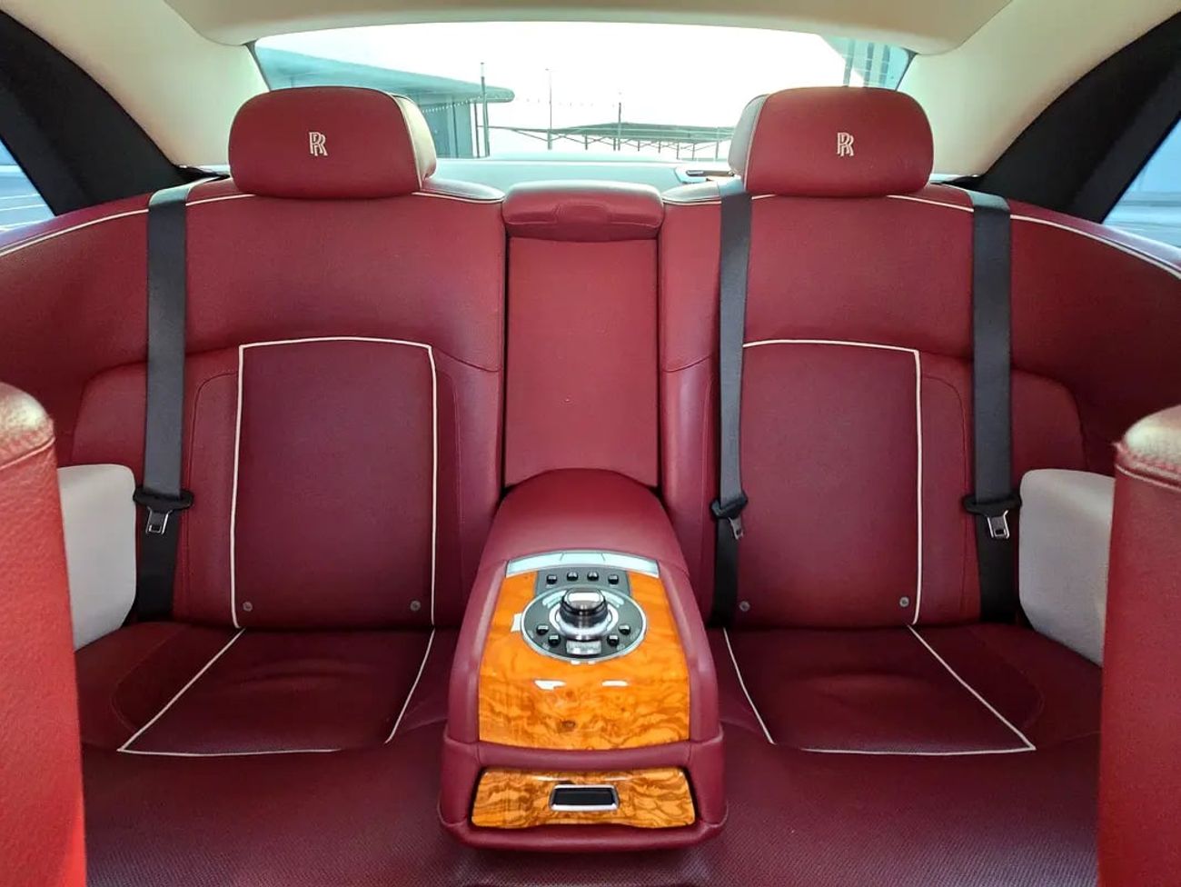 Rolls Royce Ghost Black Badge - GCC Specs - Pristine Condition