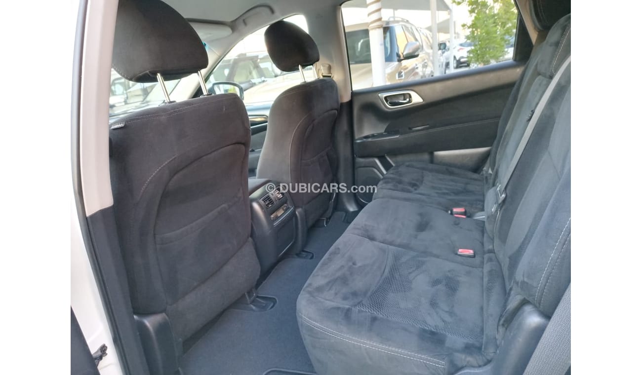 Nissan Pathfinder American import number 2, white color inside gray, fingerprint, rear camera screen, cruise control,