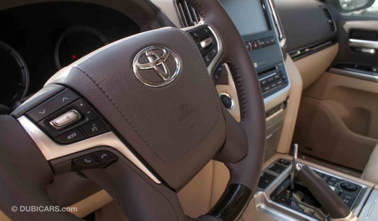 Toyota Land Cruiser VXS V8 5.7L Beige inside full option تويوتا لاندكروزر الداخلية باللون البيج فل اوبشن