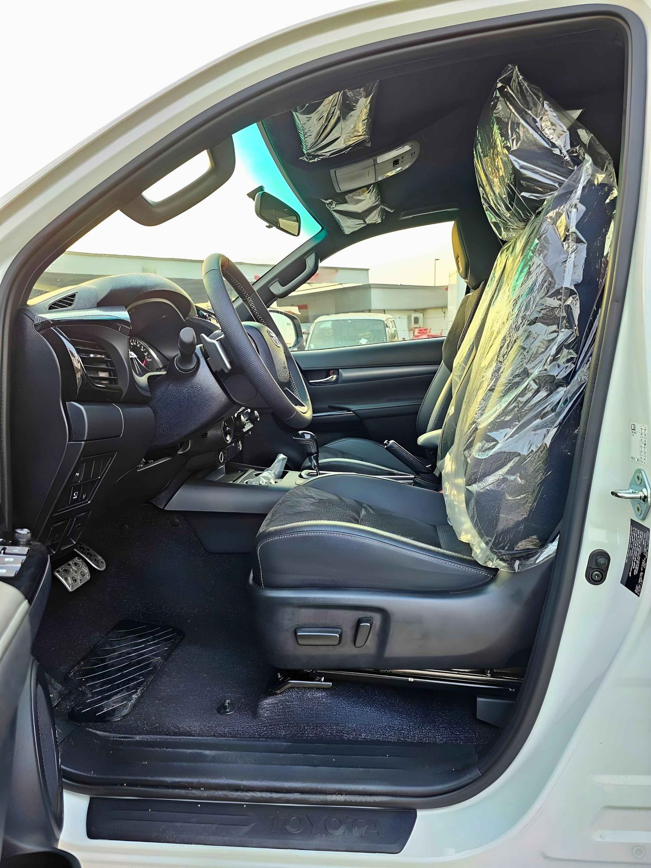 تويوتا هيلوكس GR SPORT / 4.0L V6 / DRIVER POWER SEAT WITH ROLL BAR / "4" CAMERAS (CODE # HPGRV6AF)