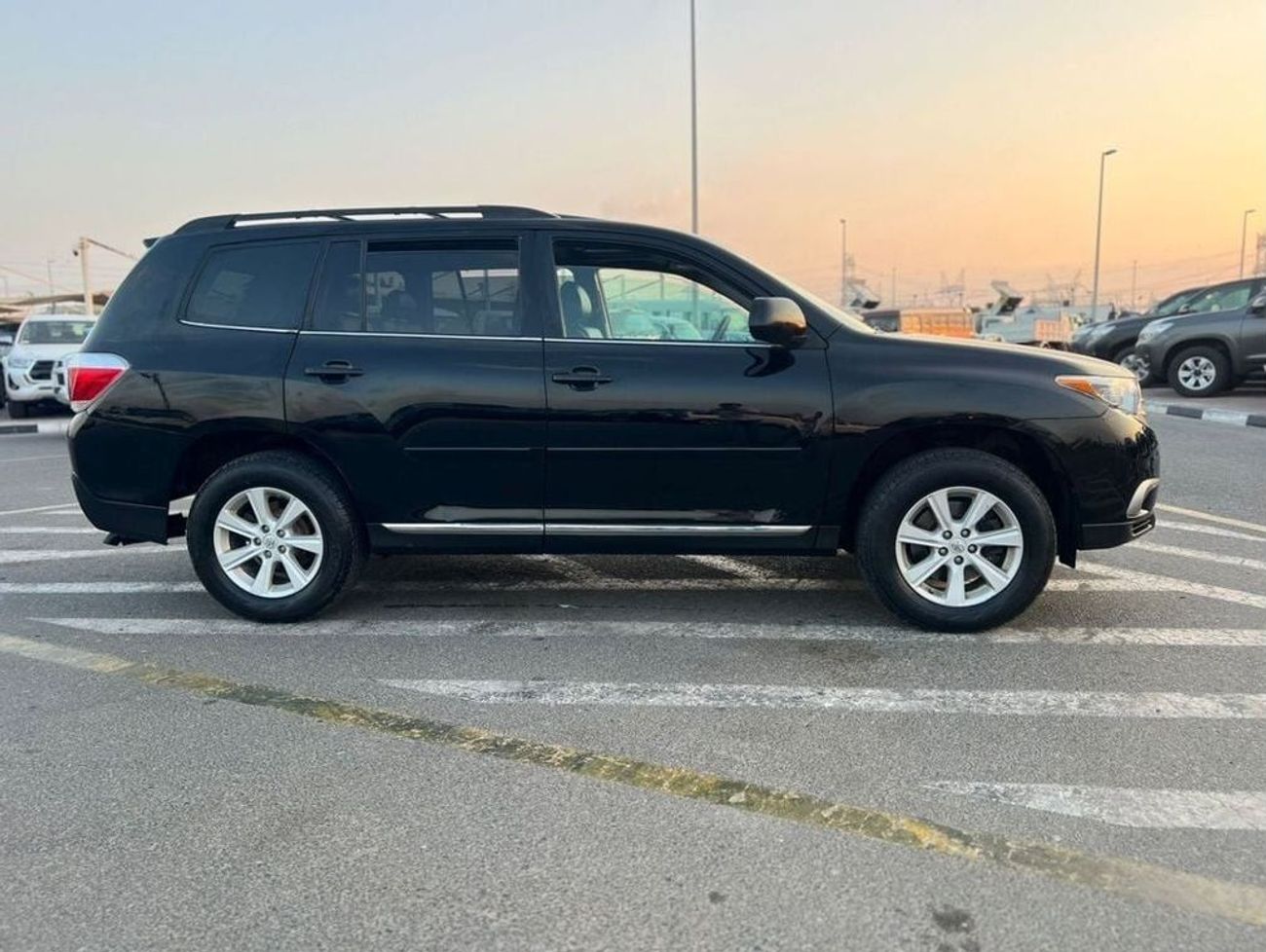 تويوتا هايلاندر 2013 TOYOTA HIGHLANDER XLE - Sunroof - Electric + Leather Seats -3.5L V6