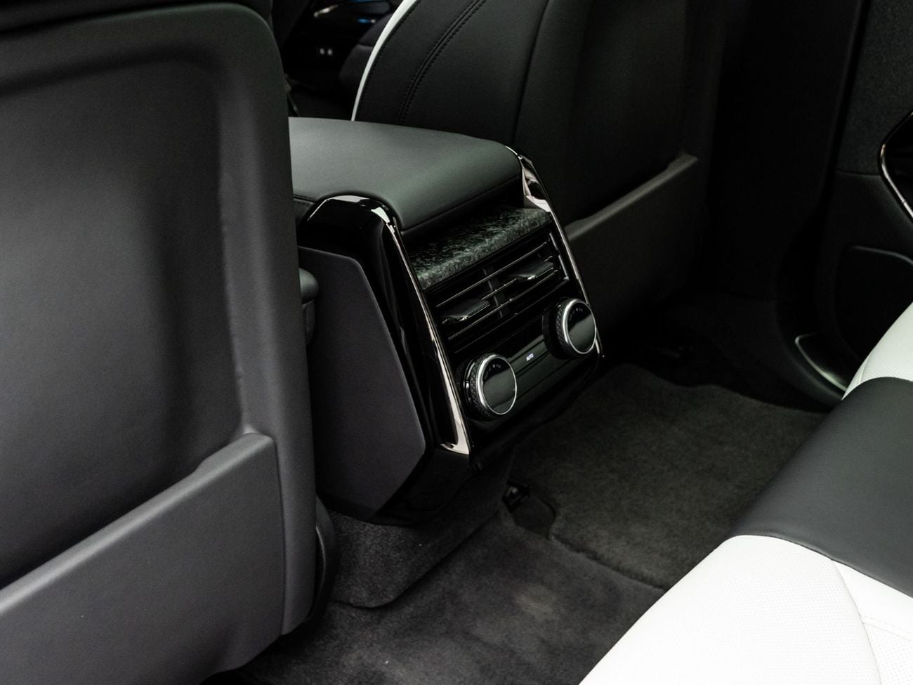 Land Rover Range Rover Sport S P530 4.4L SUMMER STARTS NOW | EXCLUSIVE DEAL BY BLACKLINE, 1 Year Blackline Warranty, Low KMs, GCC