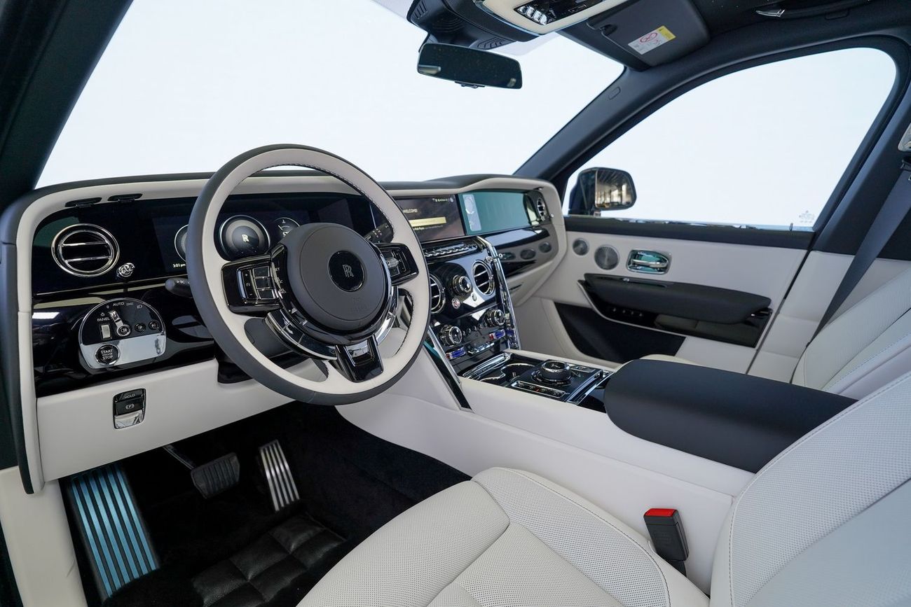 Rolls-Royce Cullinan silver badge