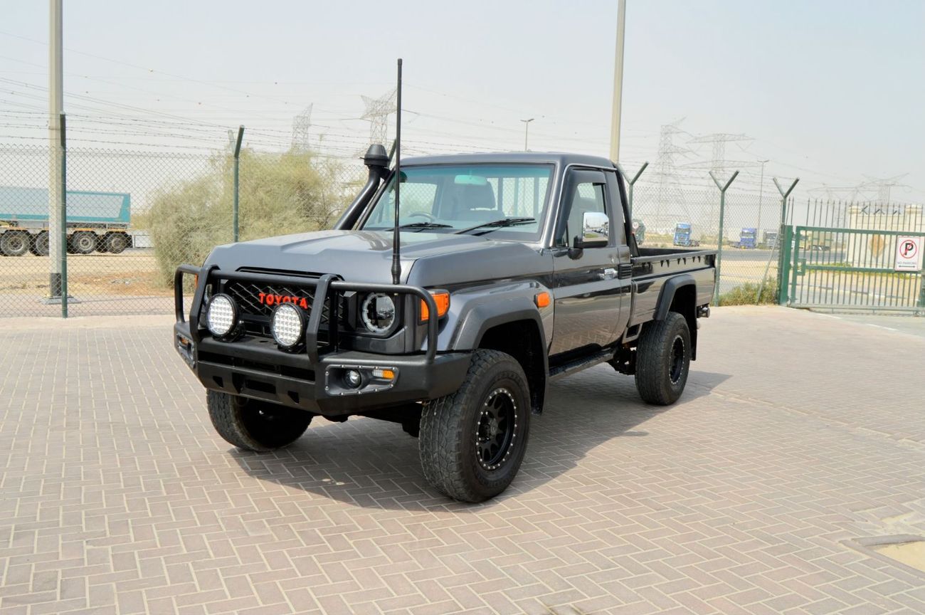 Toyota Land Cruiser Toyota Land Cruiser Pick-Up Single Cabin Year: 2021 Color: Grey