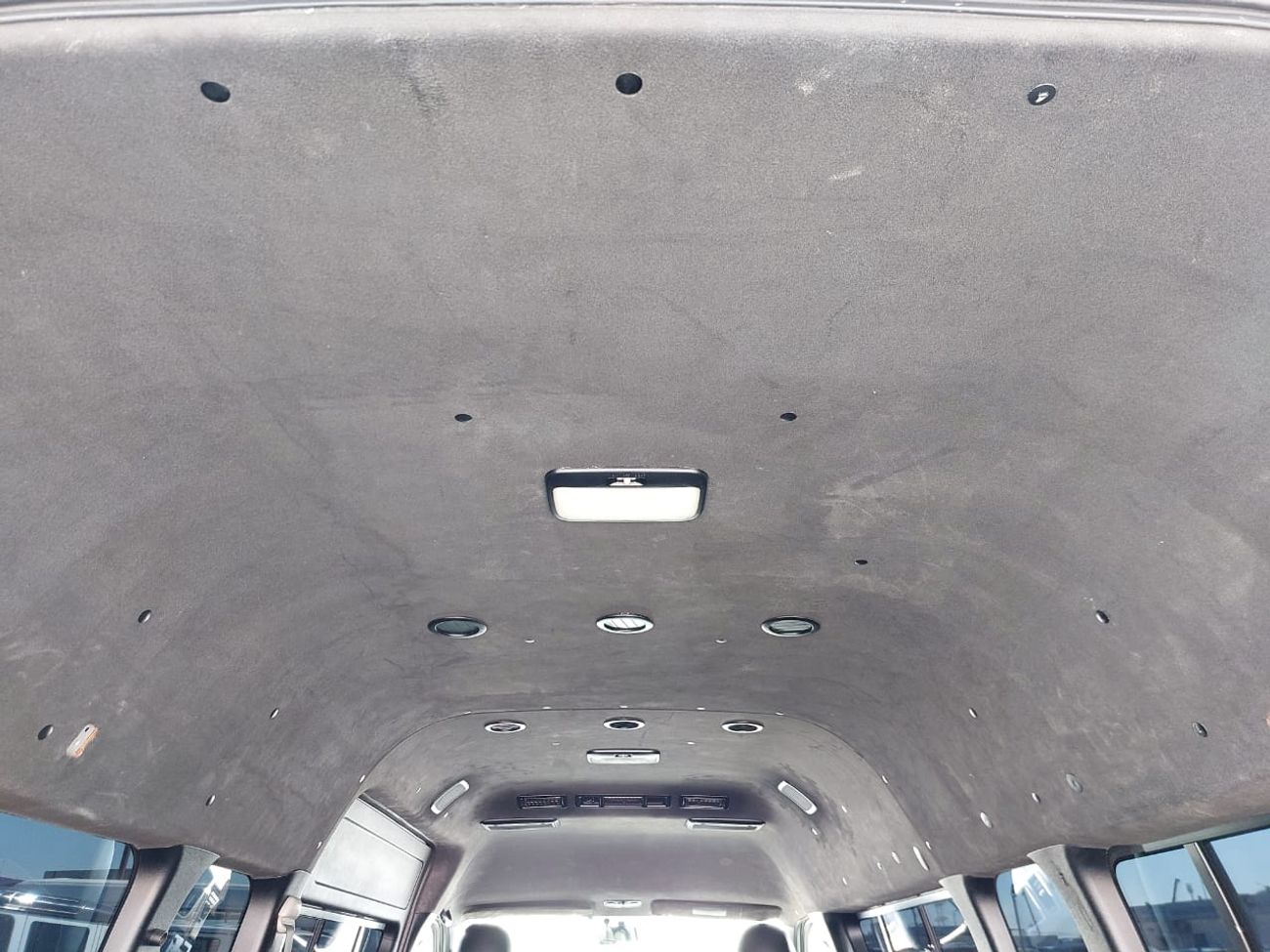 Toyota Hiace TOYOTA HIACE VAN RHD 2011 MODEL 3.0 L DIESEL AUTOMATIC(PM010795)