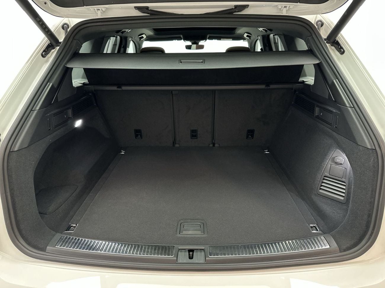 Volkswagen Touareg 3.0T TL (340 HP) Touareg Elegance (Ref#02784)