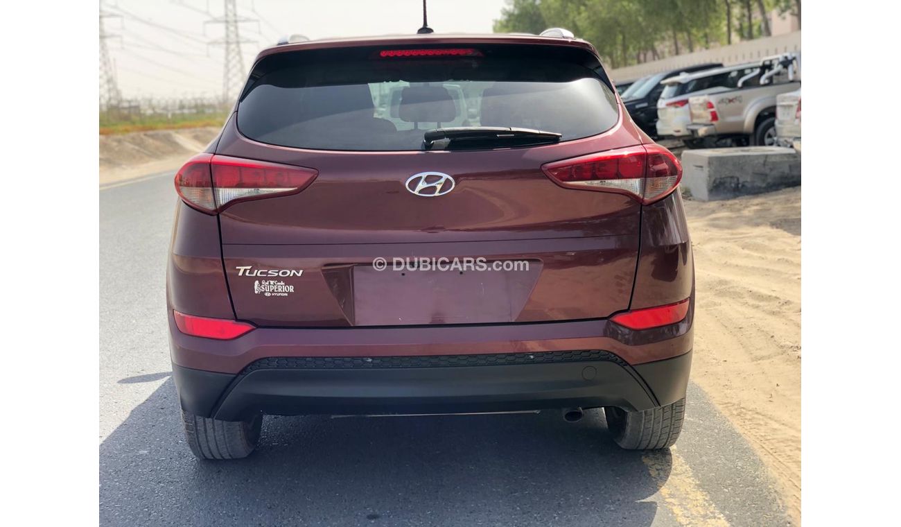 Hyundai Tucson 2.0L, Alloy Rims 17'', Back Camera, CD -Player, Fabric Seats, Tuner Audio/Radio, Fog Lights, LOT-686