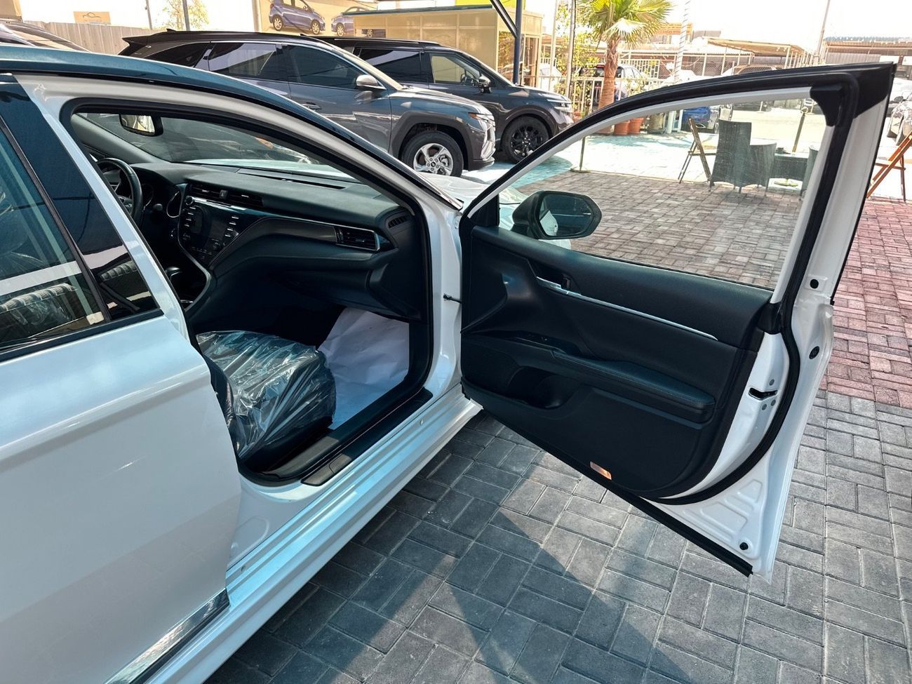 Toyota Camry Solara Toyota Camry xse trim 2020 with 2.5 engine in perfect condition, air tanks all in place, minimal dam