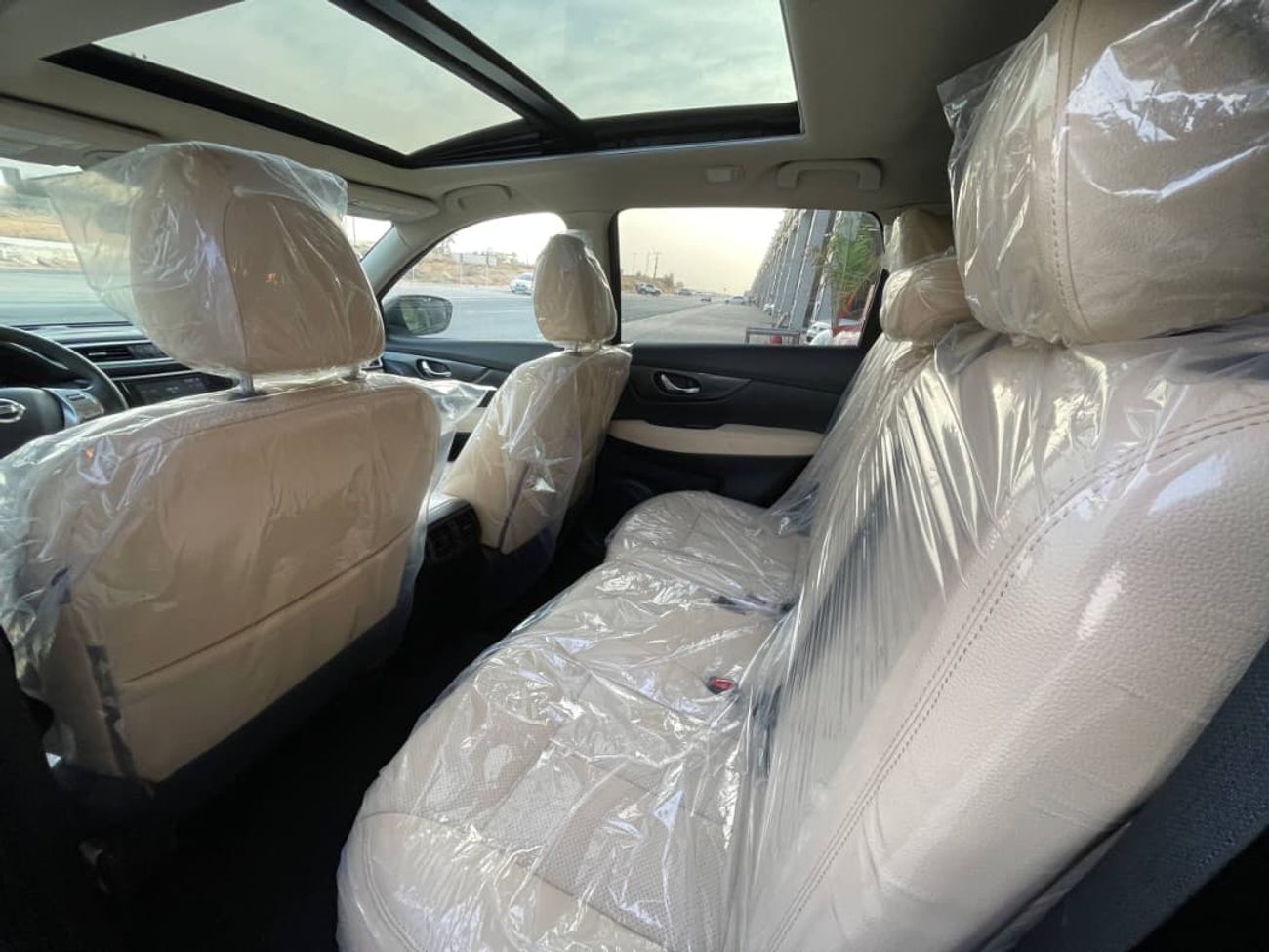 نيسان روج SL / V4 2.5 لتر / فتحة سقف بانورامية / شاشة كبيرة / دفع رباعي / جنوط / بحالة ممتازة