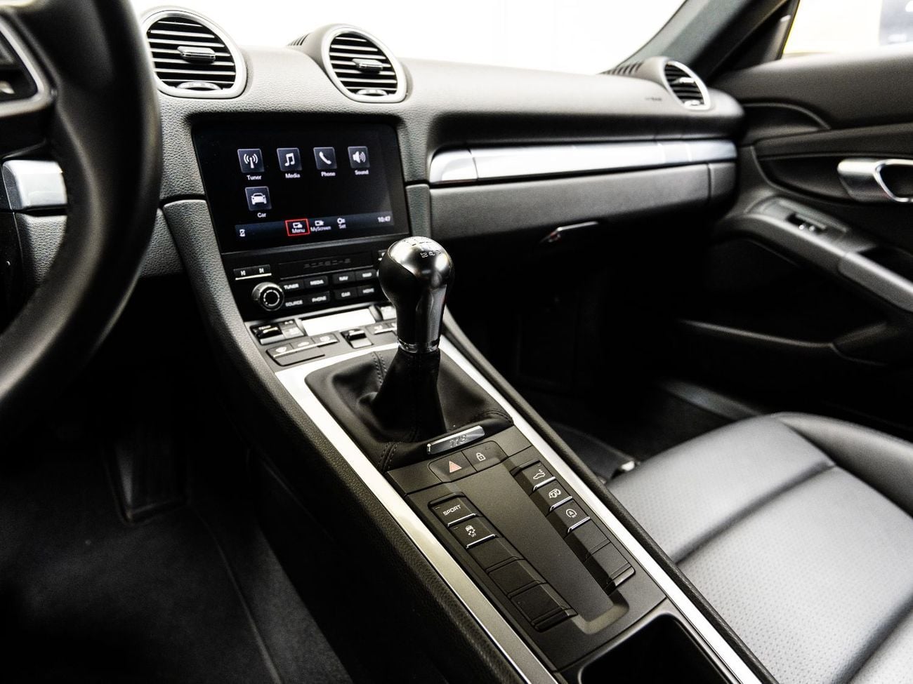 بورش كايمان 718 Std 2.0L M/T2024 Porsche Cayman, 2.0L TC F4, RWD, 300 bhp, 6 Speed Manual