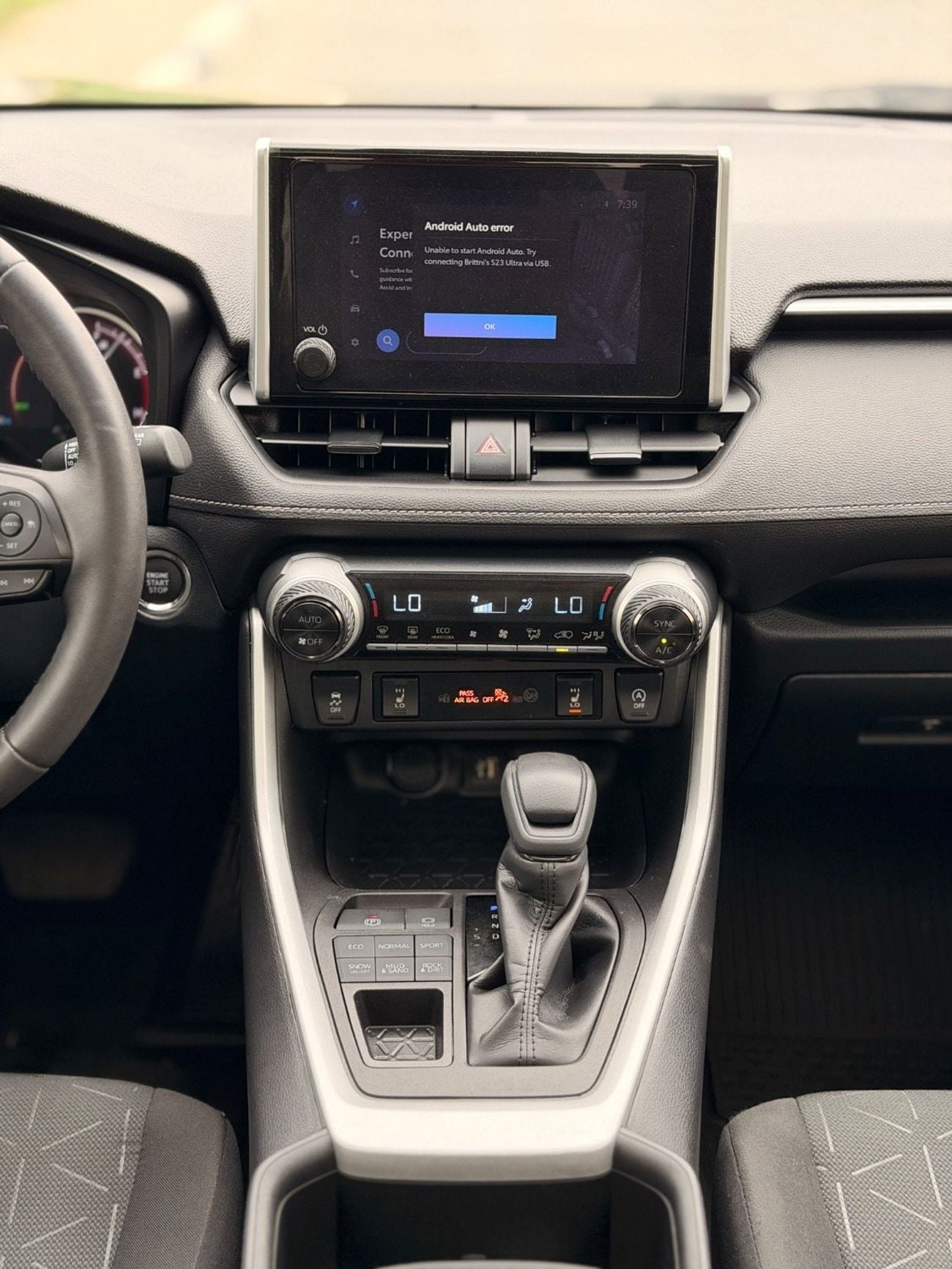 Toyota RAV4 XLE 2.5L  4X4 Sunroof, push start full option