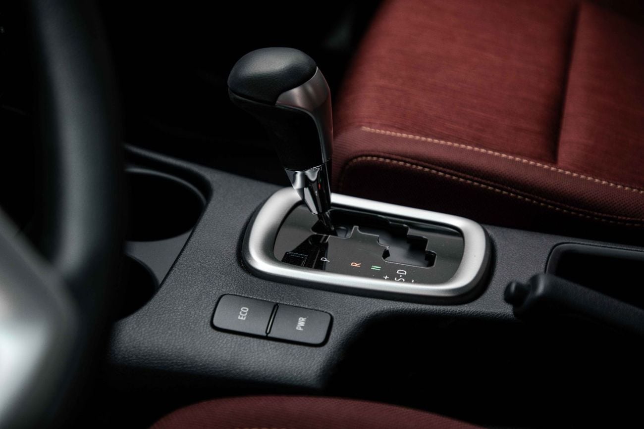 تويوتا هيلوكس 2.7L - Super White Inside Red | Export Only