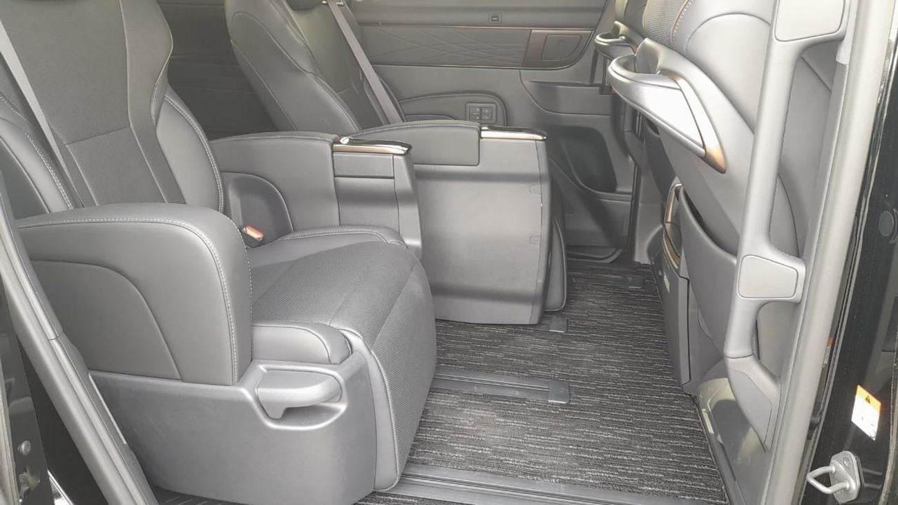 تويوتا ألفارد Executive Lounge