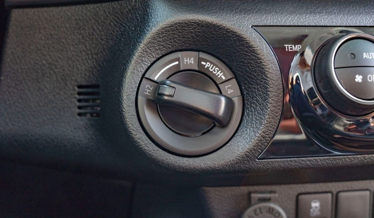 Toyota Hilux 2025 Toyota Hilux SR5 DC 4x4 2.7L Petrol AT (White)