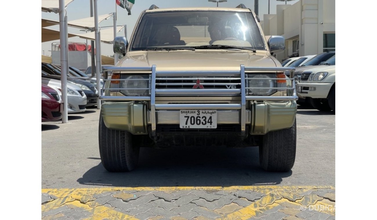 Mitsubishi Pajero Mitsubishi Pajero 1994 model, gold color