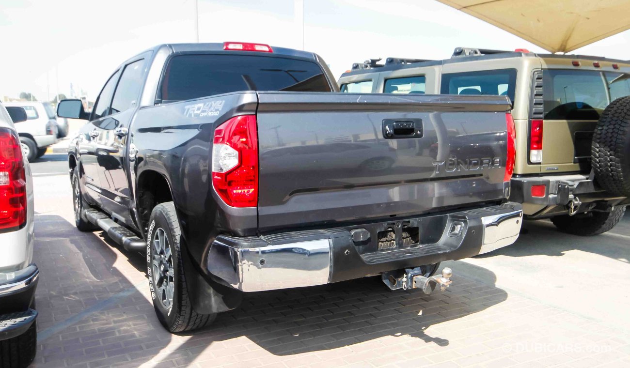 Toyota Tundra 5.7 L V8 SR5 TRD