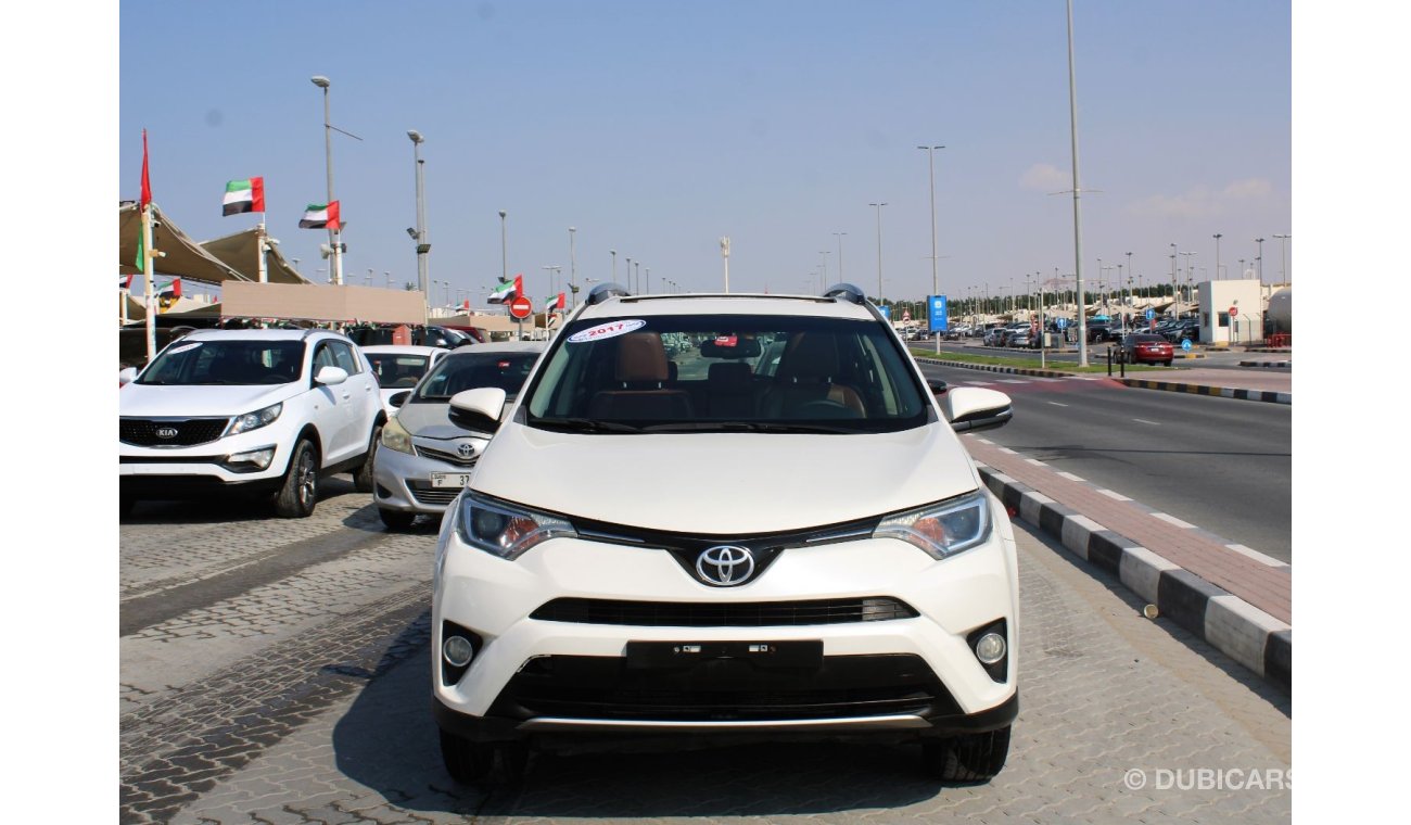 Toyota RAV4 ACCIDENTS FREE - GCC - VX - CAR IS IN PERFECT CONDITION INSIDE OUT