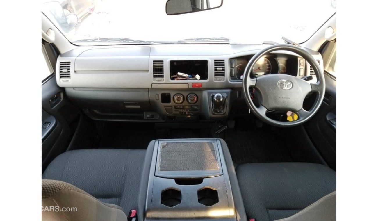 تويوتا هاياس TOYOTA HIACE VAN RIGHT HAND DRIVE (PM 891)