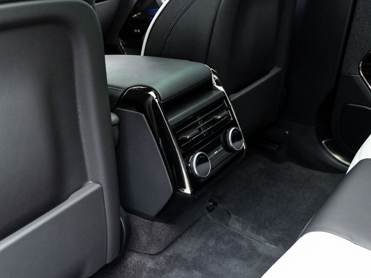 Land Rover Range Rover Sport DYNAMIC HSE P400 BUY NOW, PAY 2027 | THE BLACKLINE STANDARD | Jan 2029 Al Tayer Warranty