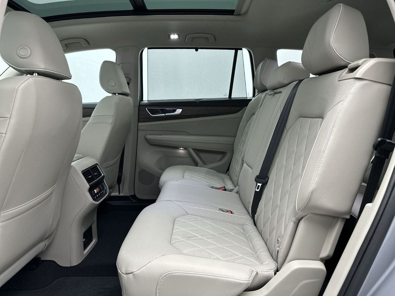 Volkswagen Teramont R-Line 3.6L R-Line 2.0L (Ref#38903) - 30,100 AED SAVINGS from New Car