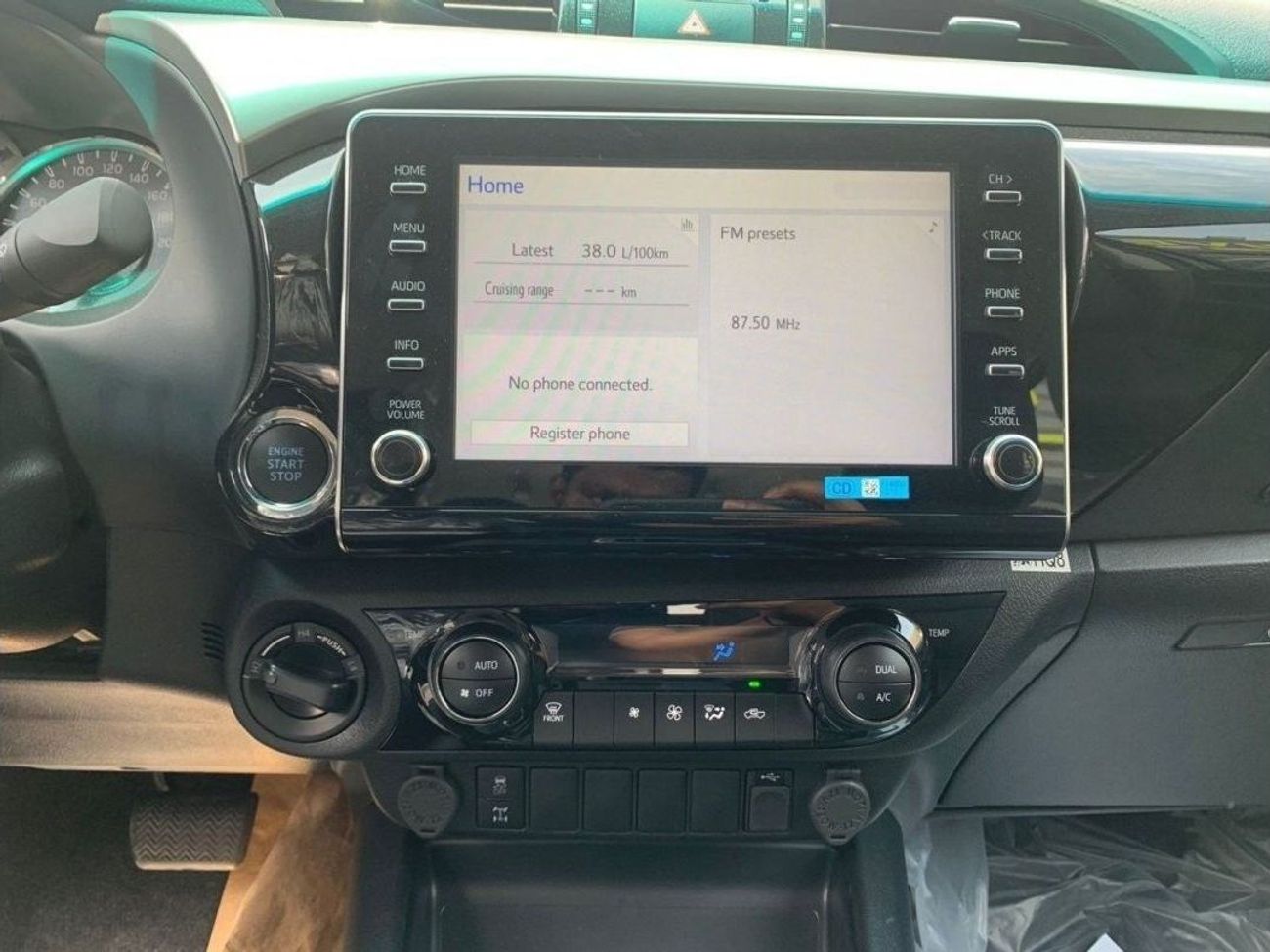 تويوتا هيلوكس TOYOTA HILUX 2.4L V4 4X4 AT FULL OPTION WITH PUSH START