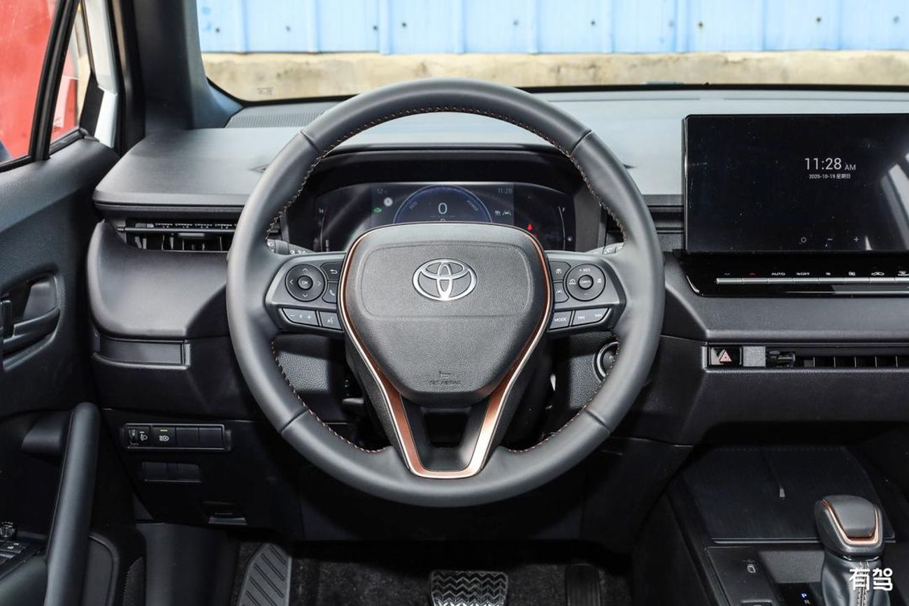 تويوتا كورولا كروس Toyota/COROLLA CROSS/TCC05 2.0L Deluxe Hybrid AT