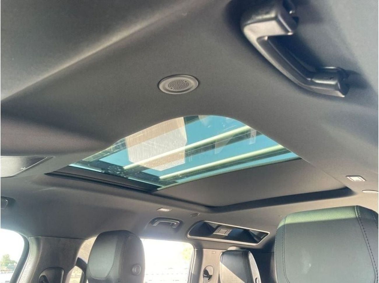 لاند روفر ديفندر LAND ROVER DEFENDER 3.0 LITER  RIGHT HAND DRIVE ONLE FOR EXPORT AVAILABLE