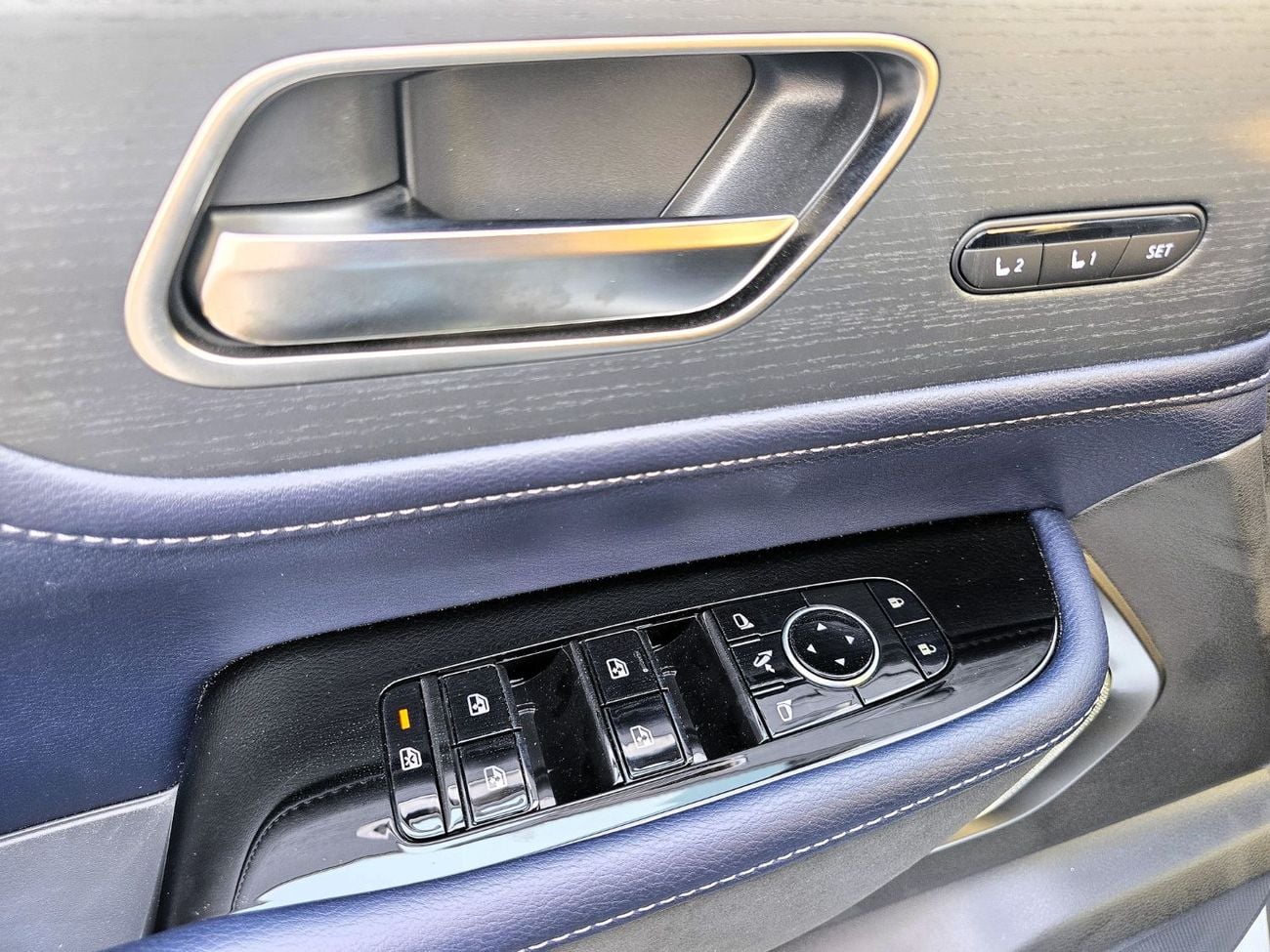 Infiniti QX80 SENSORY CAPTAIN CHAIRS