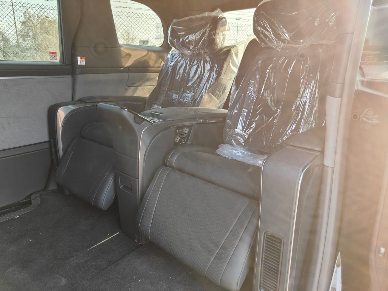 Lexus LM 350h 2025 Lexus LM350h VIP 4-Seater 2.5L 4-Cyl Hybrid A/T Export Only