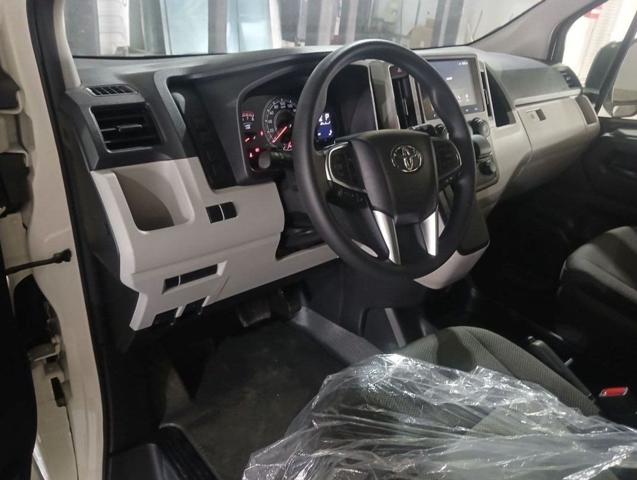 تويوتا هاياس ECT0008 - Toyota High Roof Passenger Van - 3.5L Petrol Auto White